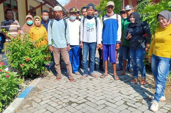 Cegah Corona, Kelurahan Sukorejo Lamongan Semprot Rumah Warga Sekaligus Bagikan Nasi Bungkus