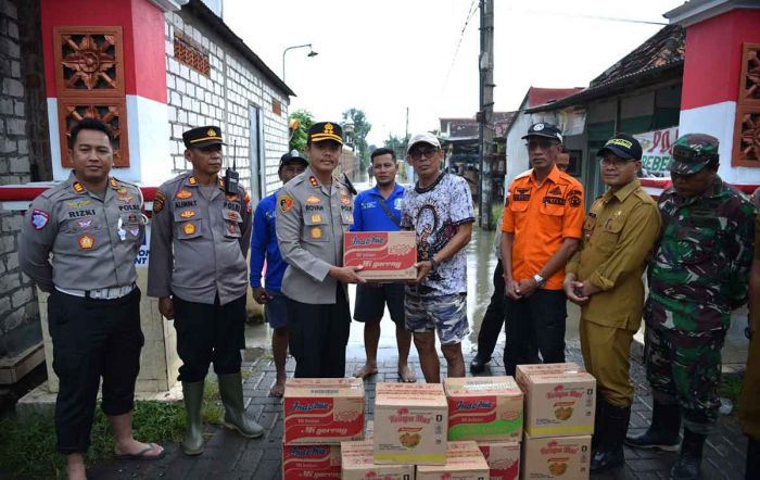 Kapolres Gresik Salurkan Bantuan Korban Banjir Luapan Kali Lamong Kapolres Gresik Salurkan Bantuan Korban Banjir Luapan Kali Lamong
