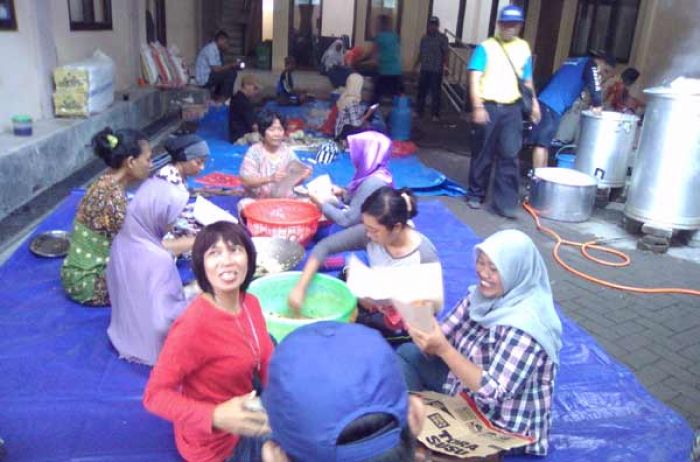 Pemkot Mojokerto Dirikan Dapur Umum untuk Korban Banjir Luapan Kali Sadar Pemkot Mojokerto Dirikan Dapur Umum untuk Korban Banjir Luapan Kali Sadar