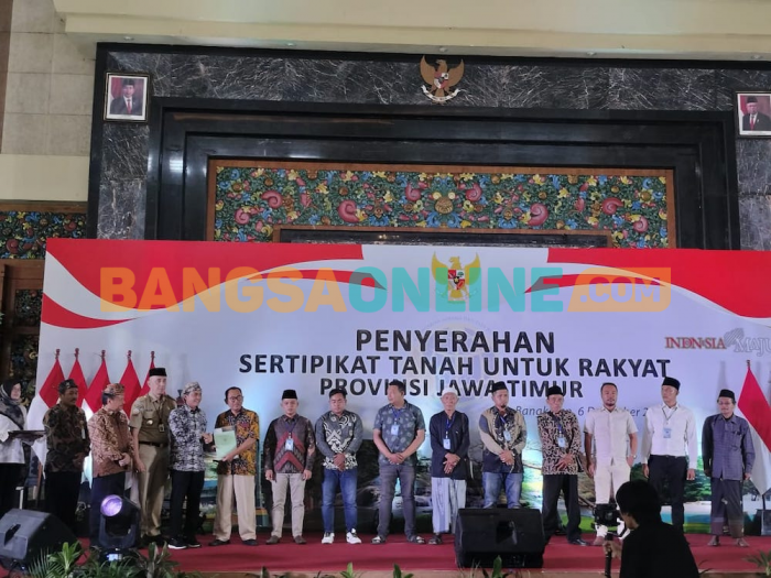 Bagikan 500 Sertifikat Tanah Warga Bangkalan, Wakil Kepala BPN Minta Kades Bantu Urus Administrasi Bagikan 500 Sertifikat Tanah Warga Bangkalan, Wakil Kepala BPN Minta Kades Bantu Urus Administrasi