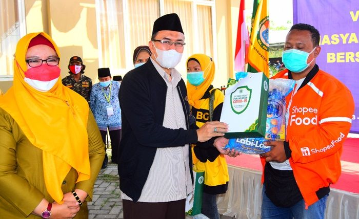 MUI Gresik Bersama Wabup Bu Min Bagikan APD dan Multivitamin ke Peserta Vaksinasi MUI Gresik Bersama Wabup Bu Min Bagikan APD dan Multivitamin ke Peserta Vaksinasi