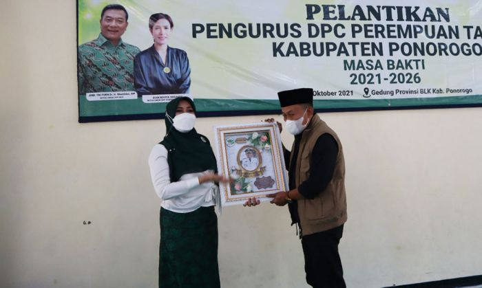 Disaksikan Bupati, Wabup, Hingga Kepala Desa, Ning Lia Lantik Pertani Ponorogo Disaksikan Bupati, Wabup, Hingga Kepala Desa, Ning Lia Lantik Pertani Ponorogo