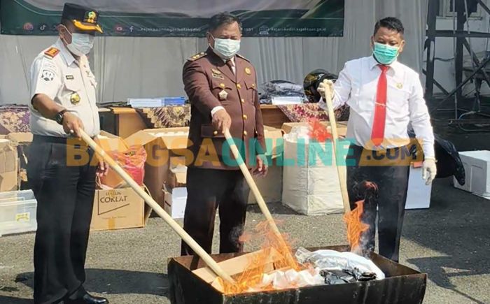 Kejari Kota Kediri Musnahkan Barang Bukti 51 Perkara Inkracht