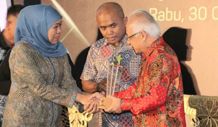 Gubernur Khofifah Dapat Anugerah Penyiaran KPID Jawa Timur 2019