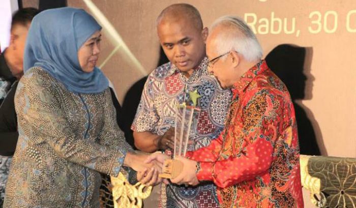 Gubernur Khofifah Dapat Anugerah Penyiaran KPID Jawa Timur 2019 Gubernur Khofifah Dapat Anugerah Penyiaran KPID Jawa Timur 2019