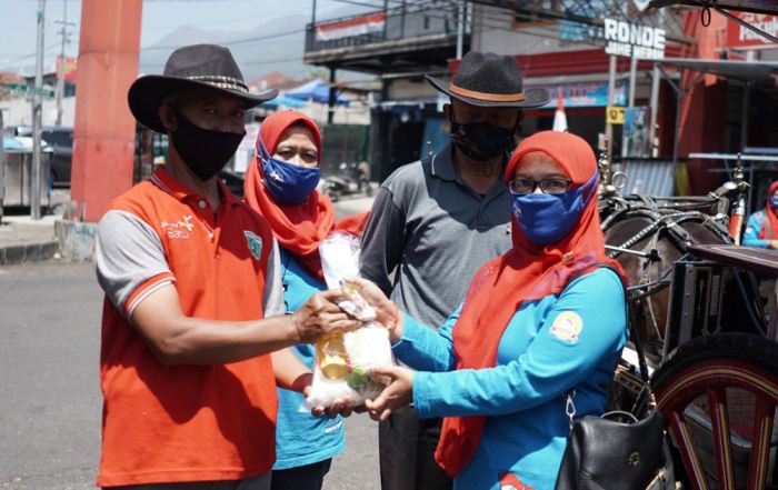 Bantu Komunitas Terdampak Covid-19, Himpaudi Kota Batu Bagikan Bingkisan