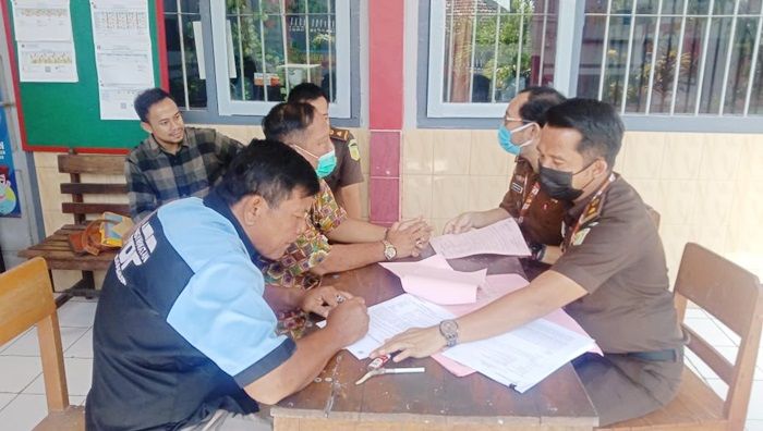 Kasus Mantan Kades Kemaduh Agung Supriadi Dilimpahkan ke Jaksa Penuntut Umum Kejari Nganjuk Kasus Mantan Kades Kemaduh Agung Supriadi Dilimpahkan ke Jaksa Penuntut Umum Kejari Nganjuk