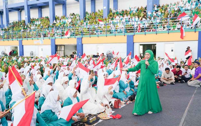 Di Istighosah Kubro Muslimat NU Lamongan, Khofifah Bagikan Bendera Merah Putih Di Istighosah Kubro Muslimat NU Lamongan, Khofifah Bagikan Bendera Merah Putih