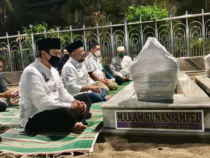Masuk Jatim, Kapolda Fadil Diajak LaNyalla Ziarah ke Ampel Masuk Jatim, Kapolda Fadil Diajak LaNyalla Ziarah ke Ampel