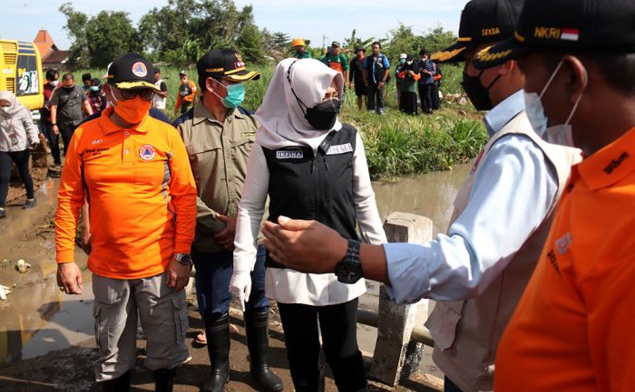 Sarat Enceng Gondok, Bupati Ikfina Pantau Pembersihan Avur Watudakon Sarat Enceng Gondok, Bupati Ikfina Pantau Pembersihan Avur Watudakon