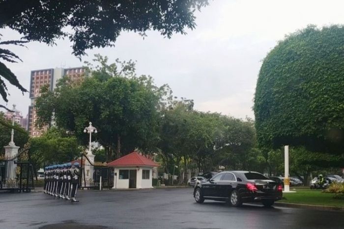 Hindari Demo Tolak Kenaikan Harga BBM, Jokowi Pulang Lewat Gerbang Belakang Hindari Demo Tolak Kenaikan Harga BBM, Jokowi Pulang Lewat Gerbang Belakang