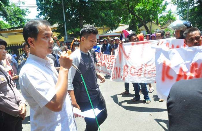 200 Pemuda Ring 1 Blok Cepu Gelar Demo, Ini Beberapa Tuntutannya 200 Pemuda Ring 1 Blok Cepu Gelar Demo, Ini Beberapa Tuntutannya