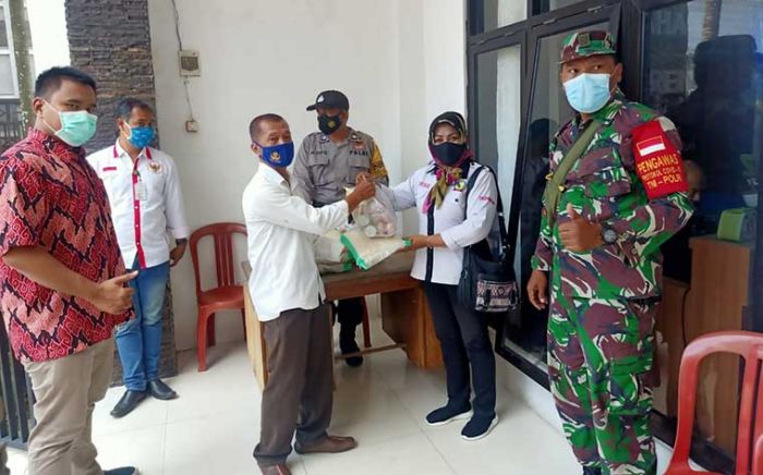 Jalankan Isolasi Mandiri, Warga Terima Bantuan Sembako Jalankan Isolasi Mandiri, Warga Terima Bantuan Sembako