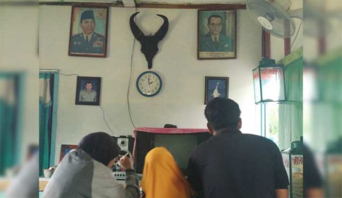 Wariskan Sejarah Pada Anak Cucu, Warung Soto di Madiun ini Pajang Foto Bung Karno dan Bung Hatta Wariskan Sejarah Pada Anak Cucu, Warung Soto di Madiun ini Pajang Foto Bung Karno dan Bung Hatta