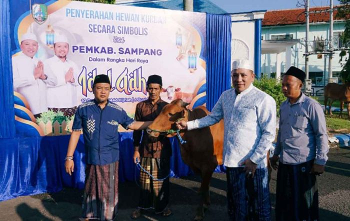 Bupati Sampang Serahkan 48 Hewan Kurban ke Takmir Masjid saat Idul Adha 1446 H Bupati Sampang Serahkan 48 Hewan Kurban ke Takmir Masjid saat Idul Adha 1446 H
