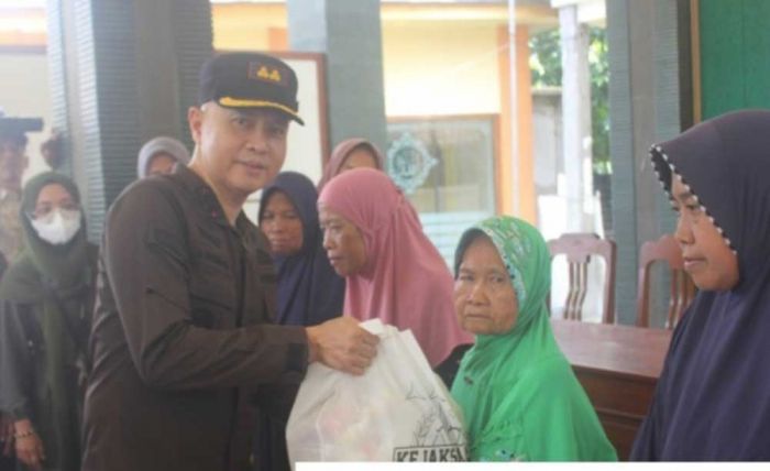 Laksanakan Program Kejaksaan RI, Kejari Tuban Salurkan 1.300 Paket Sembako untuk Masyarakat