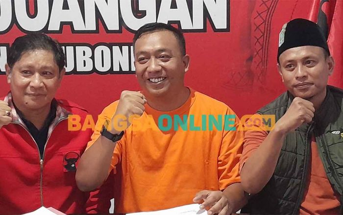 Rio Patennang Kembalikan Formulir Bakal Calon Bupati ke DPC PDIP Situbondo Rio Patennang Kembalikan Formulir Bakal Calon Bupati ke DPC PDIP Situbondo