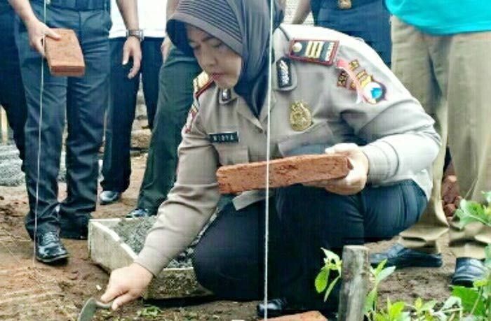 Polres Malang Gelar Bedah Rumah Tidak Layak Huni di Desa Kranggan