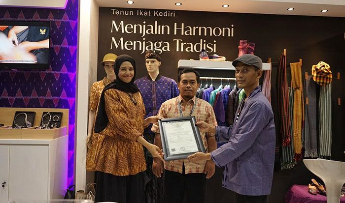Inacraft 2022, Tenun Ikat Kota Kediri Raih Sertifikat HAKI Inacraft 2022, Tenun Ikat Kota Kediri Raih Sertifikat HAKI