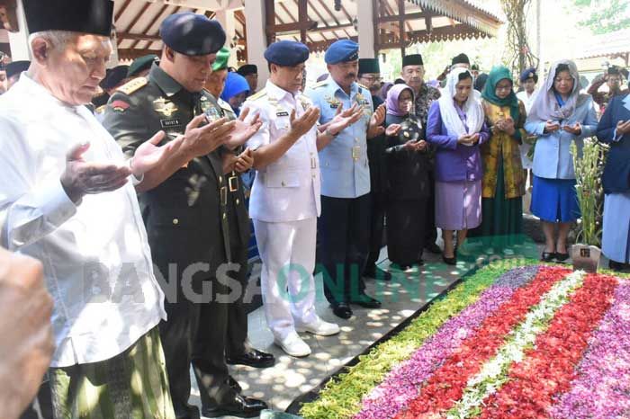 Ziarah ke Makam Gus Dur, Panglima TNI: Penyobek Bendera Belanda adalah Santri