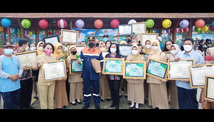 Peringati HPSN, Wali Kota Madiun Serahkan Penghargaan Adiwiyata dan Bantuan Gerobak Sampah Peringati HPSN, Wali Kota Madiun Serahkan Penghargaan Adiwiyata dan Bantuan Gerobak Sampah