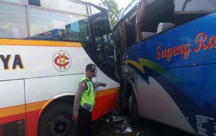 Kecelakaan Bus di Raya Balong Bendo: Sugeng Rahayu Vs Harapan Jaya, 4 Luka-luka Kecelakaan Bus di Raya Balong Bendo: Sugeng Rahayu Vs Harapan Jaya, 4 Luka-luka