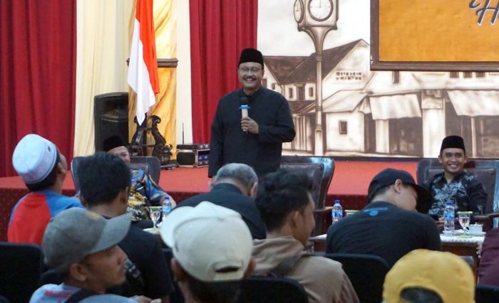 Gus Ipul Minta PKL di Alun-Alun Kota Pasuruan Ikuti Aturan Gus Ipul Minta PKL di Alun-Alun Kota Pasuruan Ikuti Aturan
