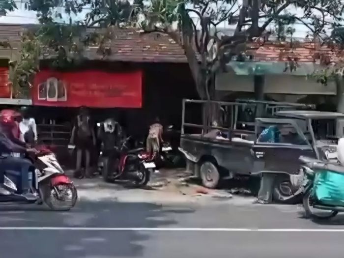 L300 Oleng di Tikung Lamongan, Tabrak Dua Motor dan Lukai Tiga Orang