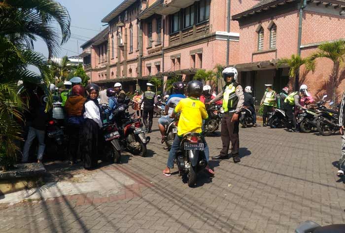 Operasi Lalu Lintas di Depan SMPK Frateran, Satlantas Polres Malang Kota Tilang 252 Pengendara