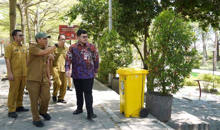 Bupati Kediri Minta Penampungan Sampah Sementara di Taman Hijau SLG Dipindah Bupati Kediri Minta Penampungan Sampah Sementara di Taman Hijau SLG Dipindah