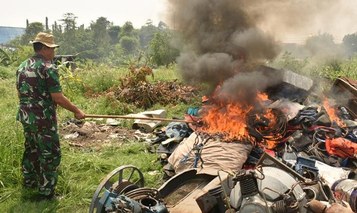 Dislambair Koarmada II Musnahkan Ratusan Alat Selam Tidak Layak Pakai