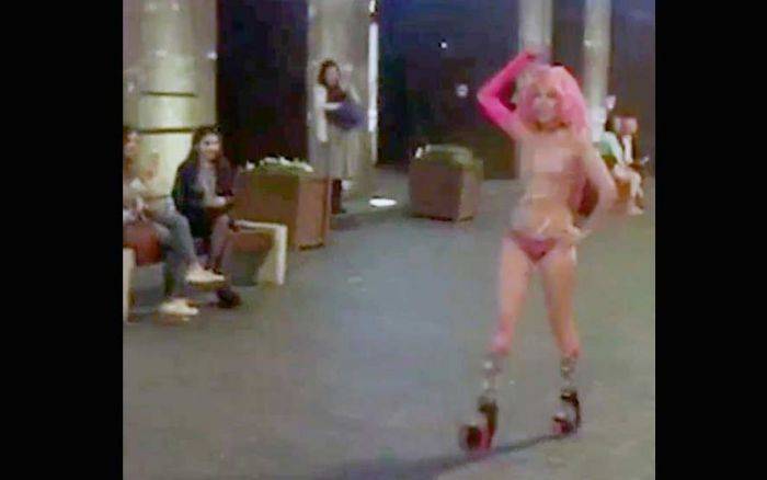 Tak Cocok dengan Desain Medsos, Cewek Barbie Demo Telanjang di depan Gedung Parlemen Rusia Tak Cocok dengan Desain Medsos, Cewek Barbie Demo Telanjang di depan Gedung Parlemen Rusia