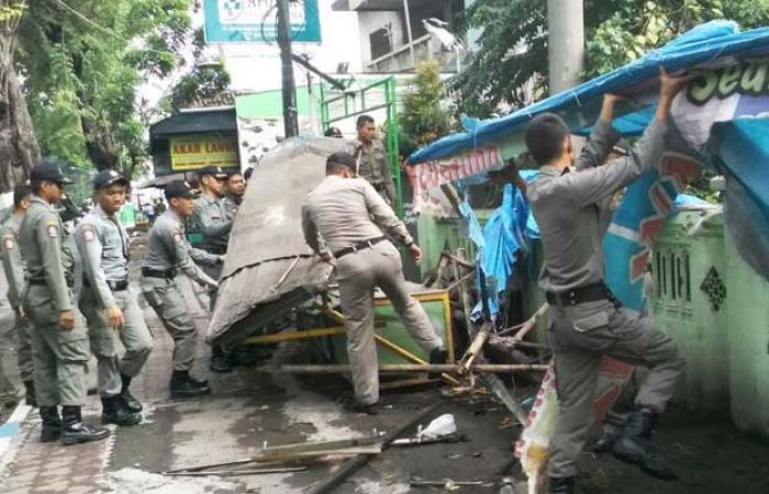 Melanggar, Satpol PP Pasuruan Bongkar Lapak PKL di Bangil dan Beji Melanggar, Satpol PP Pasuruan Bongkar Lapak PKL di Bangil dan Beji