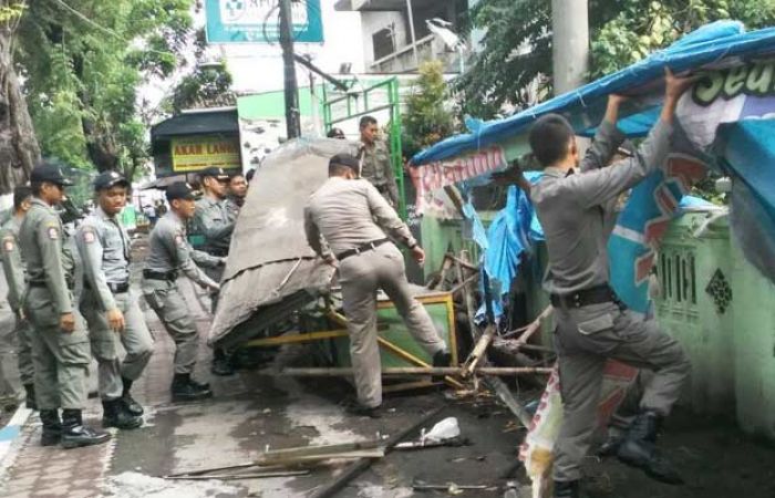 Melanggar, Satpol PP Pasuruan Bongkar Lapak PKL di Bangil dan Beji