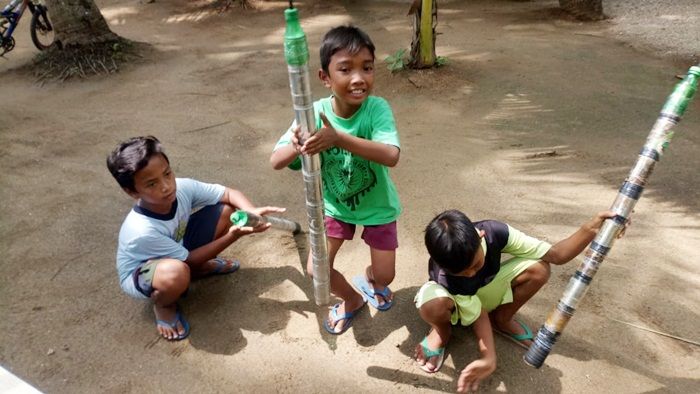 Serunya Ngabuburit Sambil Bermain Meriam Kaleng Bersama Anak-anak di Pantai Kelapa Serunya Ngabuburit Sambil Bermain Meriam Kaleng Bersama Anak-anak di Pantai Kelapa
