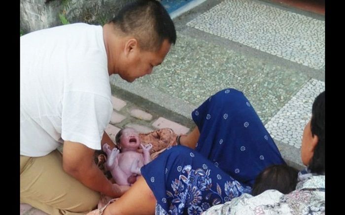Heroik, Kisah Kades Pasirharjo Blitar Bantu Seorang Ibu Melahirkan di Pinggir Jalan Heroik, Kisah Kades Pasirharjo Blitar Bantu Seorang Ibu Melahirkan di Pinggir Jalan