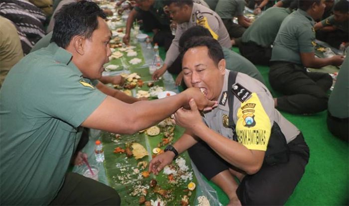 Jalin Silaturrahim, Makan Kembul Beralaskan Daun Pisang