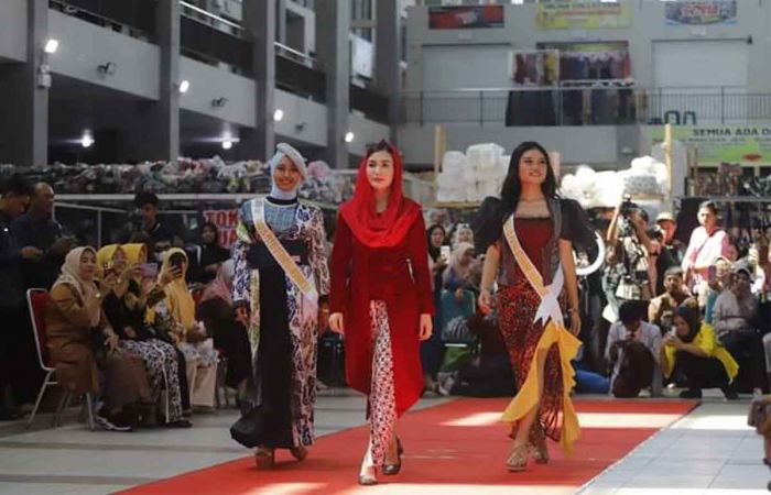 Bangkitkan Ekonomi Pasar Pon, Ketua Dekranasda Trenggalek Gelar TGX Fashion Street Bangkitkan Ekonomi Pasar Pon, Ketua Dekranasda Trenggalek Gelar TGX Fashion Street