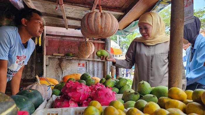 Kampanye di Pasar Blimbing, Khofifah Ingatkan Pedagang Belajar Penjualan Online Kampanye di Pasar Blimbing, Khofifah Ingatkan Pedagang Belajar Penjualan Online
