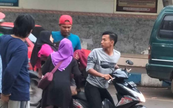 Pengunjung Pujasera di Alun-Alun Kota Probolinggo Dilarikan ke Rumah Sakit Pengunjung Pujasera di Alun-Alun Kota Probolinggo Dilarikan ke Rumah Sakit
