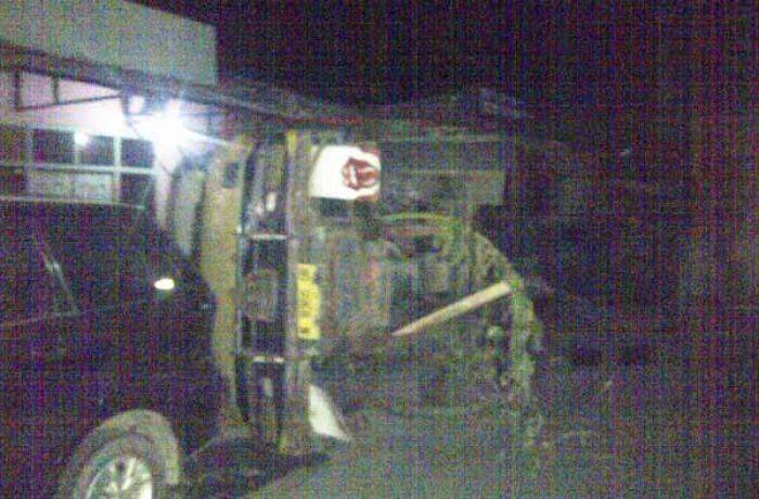 Truk Muatan Kayu Terguling di Terminal Guyangan Nganjuk Truk Muatan Kayu Terguling di Terminal Guyangan Nganjuk