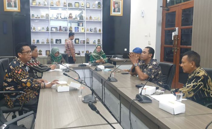 BK DPRD Gresik Siapkan Sanksi Pemberhentian untuk Anggota yang Terlibat Pernikahan Manusia-Kambing BK DPRD Gresik Siapkan Sanksi Pemberhentian untuk Anggota yang Terlibat Pernikahan Manusia-Kambing