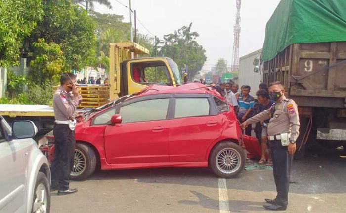 Kecelakaan Beruntun Enam Kendaraan di Krian, Jalanan Macet Total Kecelakaan Beruntun Enam Kendaraan di Krian, Jalanan Macet Total