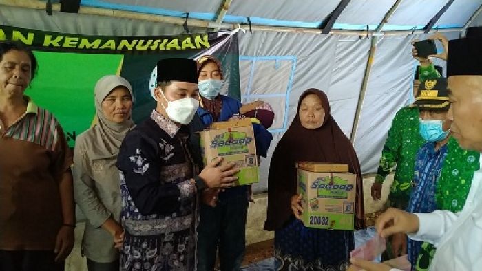 Kiai Asep-Gus Barra Bantu 2 Truk Beras-Mie-Sarung-Uang, Lurah Ini Ngaku Pendukung Berat Khofifah Kiai Asep-Gus Barra Bantu 2 Truk Beras-Mie-Sarung-Uang, Lurah Ini Ngaku Pendukung Berat Khofifah
