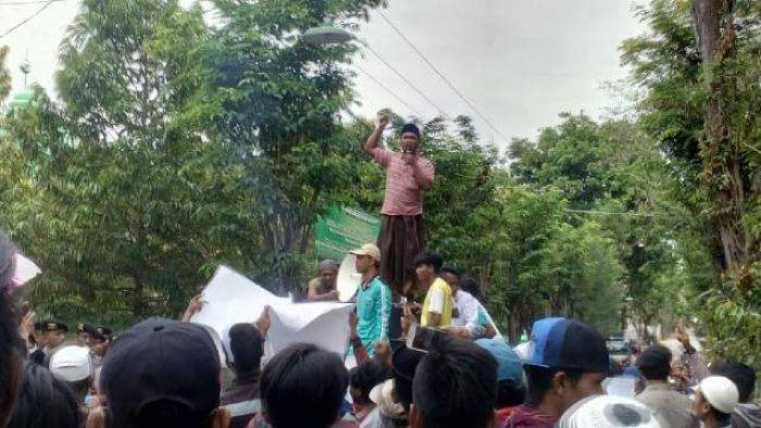 Listrik Padam, Warga Giligenting Ngeluruk Kantor Rayon PLN