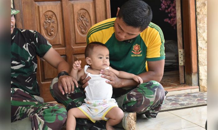 Lepas Rindu dengan Keluarga, Personil Satgas TMMD 106 Bercengkrama dengan Anak Warga Lepas Rindu dengan Keluarga, Personil Satgas TMMD 106 Bercengkrama dengan Anak Warga