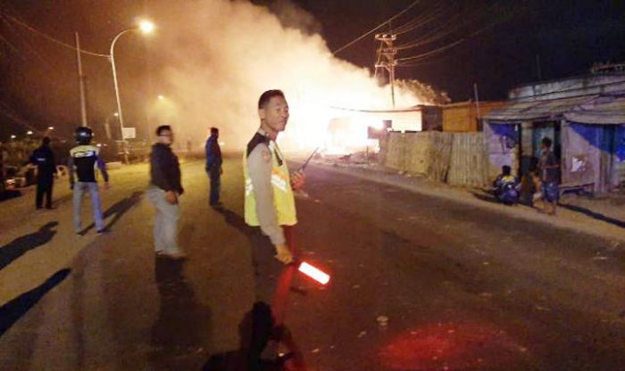 Gudang Penggilingan Pakan Ternak di Manyar Terbakar Gudang Penggilingan Pakan Ternak di Manyar Terbakar
