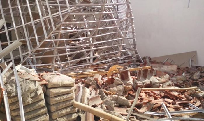 Atap Kantor Kecamatan Jenggawah Ambruk, Satu Pekerja Terluka Atap Kantor Kecamatan Jenggawah Ambruk, Satu Pekerja Terluka