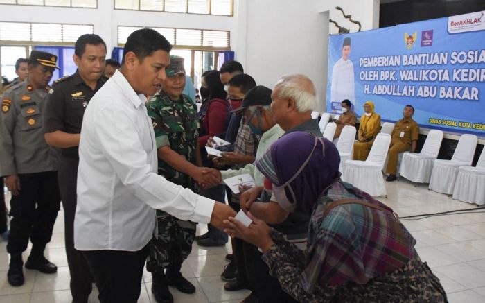 Wali Kota Kediri Serahkan Bantuan Sosial Santunan Kematian Wali Kota Kediri Serahkan Bantuan Sosial Santunan Kematian