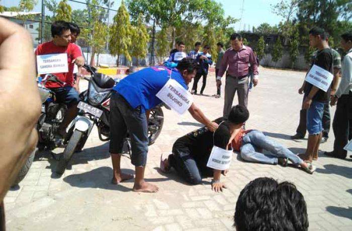 Pengeroyokan di Bojonegoro saat Malam Takbiran Direka Ulang Pengeroyokan di Bojonegoro saat Malam Takbiran Direka Ulang